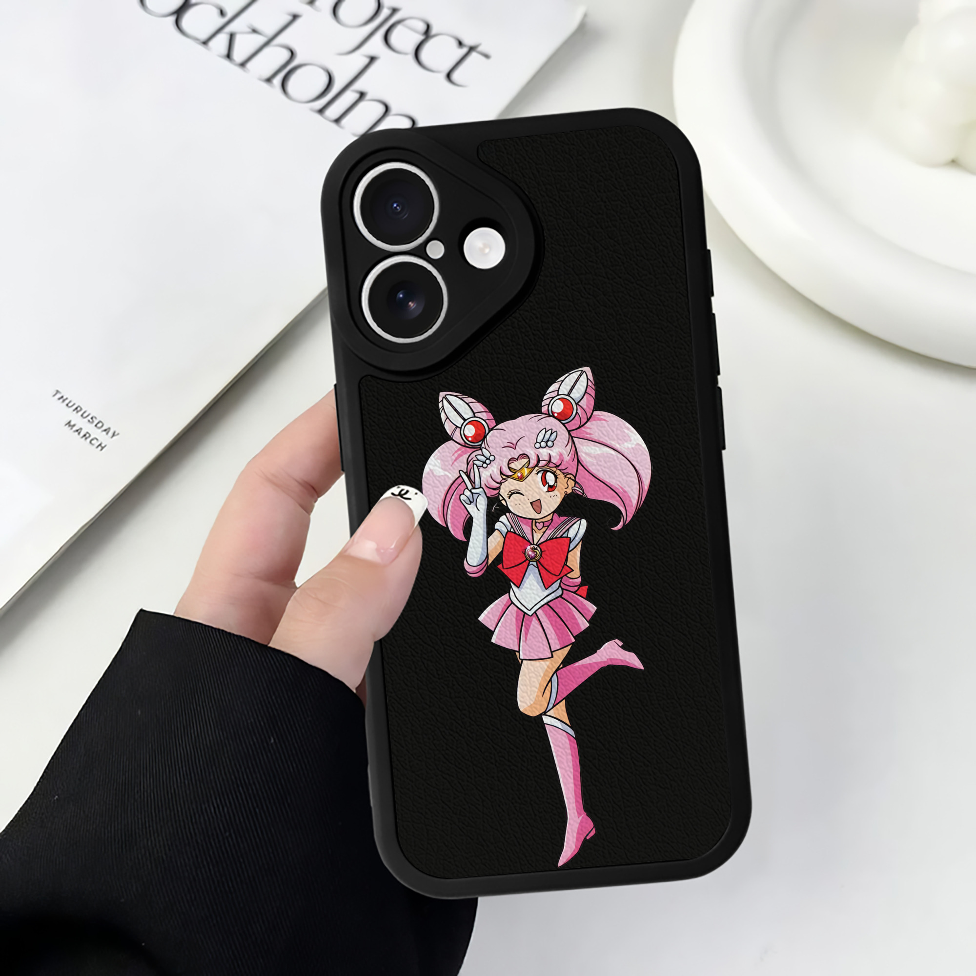 （画像用） 美少女戦士セーラームーン ちびうさ Sailor Moon Chibiusa Tsukino Usagi Small Lady Serenity 【iPhone 16シリーズ対応】シリコンスマホケース（レザー調） 材質：シリコン